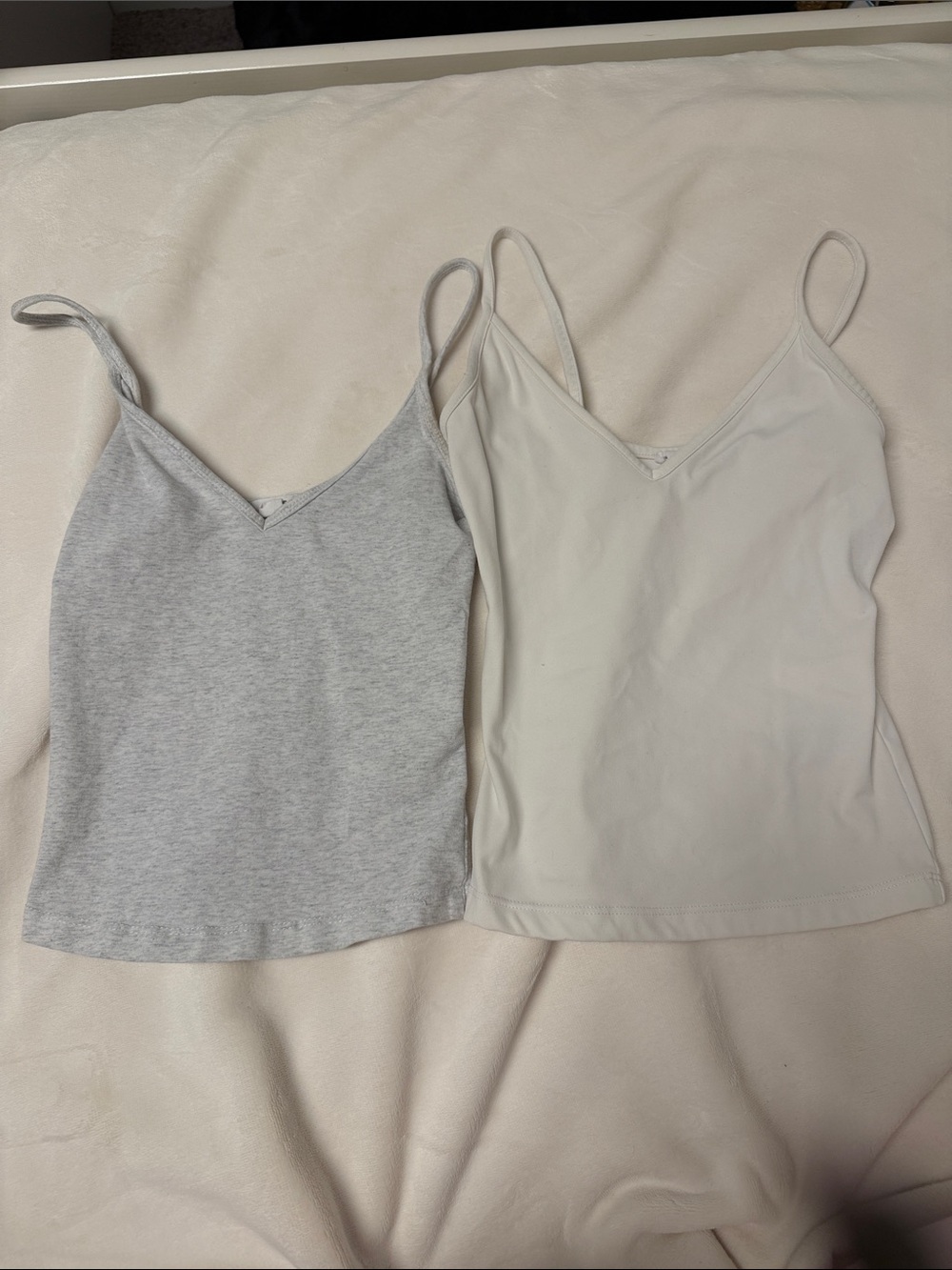 Women’s V-Neck Spaghetti Strap Tank Top - Light Gray & Off-White